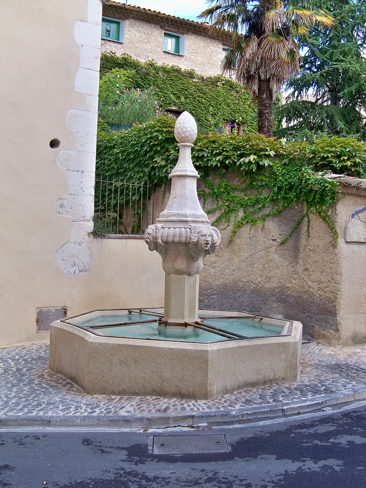 Fontaine de la Porte-Neuve de Pernes-les-Fontaines